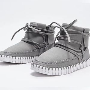 IISE JACOBSEN Cozy Lace Booties - Tulip